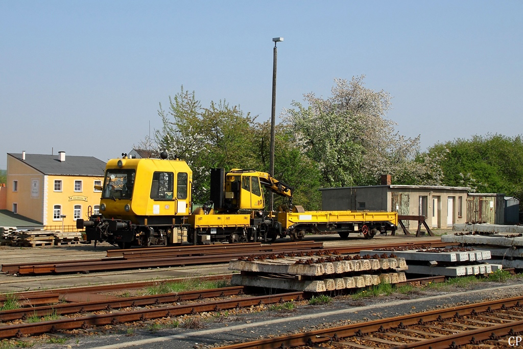 Ein GAF der DB Bahnbau steht am 22.04.2011 in Dbeln Hbf.