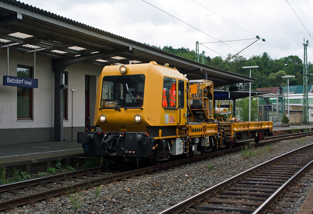 Ein GAF der DB Netz AG fhrt am 19.07.2012 durch den Bahnhof Betzdorf (Sieg) in Richtung Siegen.