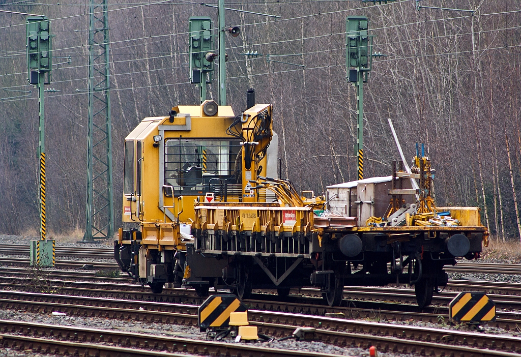 Ein GAF mit Anhnger der  Bahnbau Gruppe, abgestellt am 11.12.2011 in Betzdorf/Sieg.