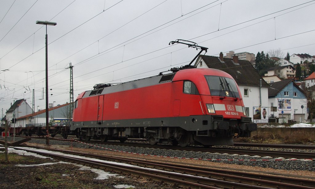 Ein ganz seltenes Bild in Deutschland: 182 024-0 vor einem Gz in Fahrtrichtung Norden. Aufgenommen am 11.01.2011 in Bad Hersfeld.