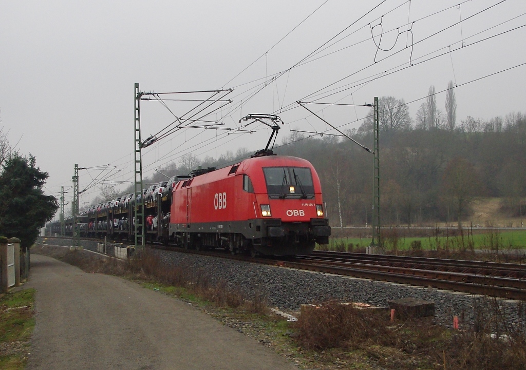 Ein ganzer Zug voll Minis. Gezogen von 1116 176-7 in Richtung Norden. Aufgenommen am 18.02.2011 an der Nordeinfahrt nach Eschwege.