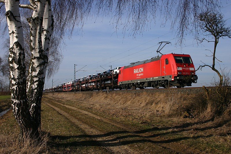 Ein Ganzzug mit fabrikneuen PKW zwischen Gunzenhausen und Treuchtlingen unterwegs.(bei Treuchtlingen,03.03.2010)