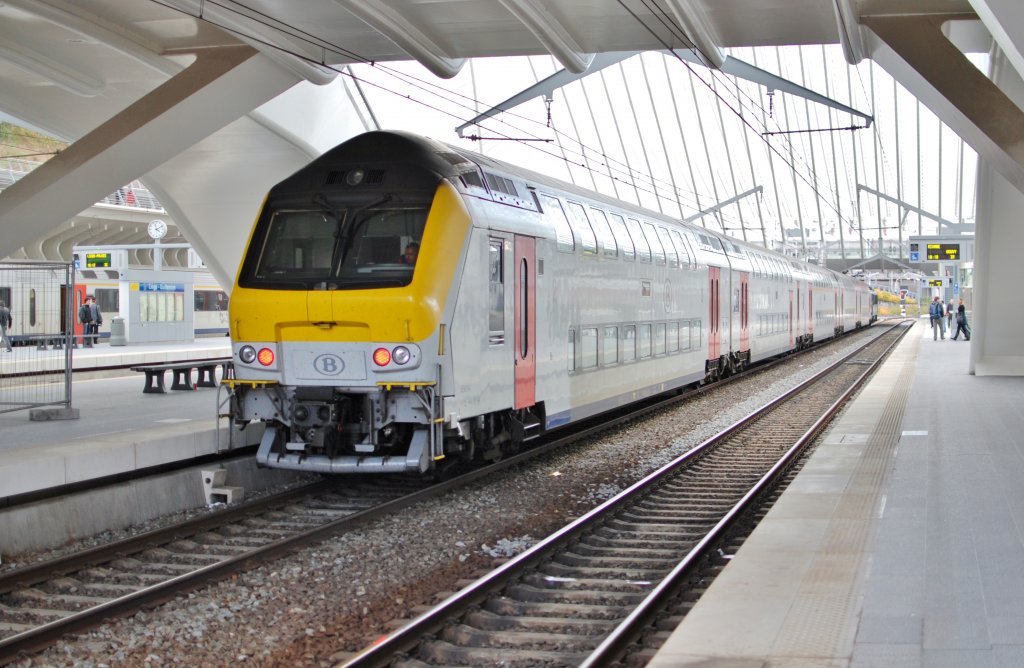Ein garnitur von SNCB Dosto steuerwagen, typ M6 wagen und schublok 2758 f�hrt heute nicht weiter als Bf Liege Guillemins am 30.10 2010.