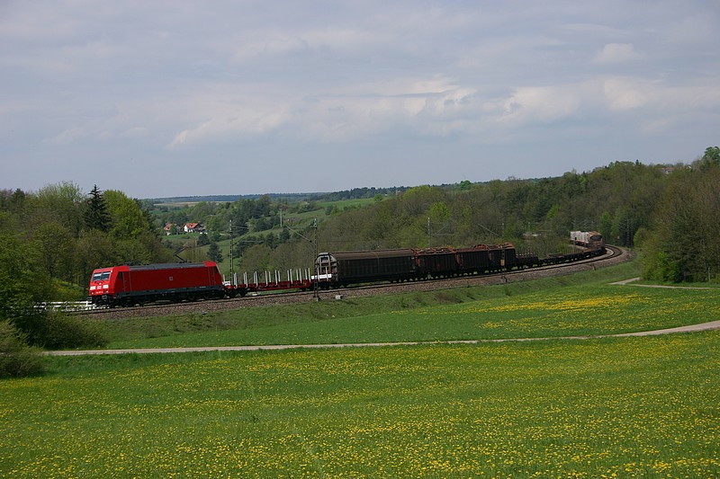 Ein gem. Gterzug mit einer 185er bei schwierigen Lichtverhltnissen legt sich am 8.5.2010 bei Edlhausen in die  Kurve .