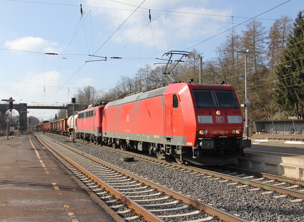 Ein Generationsbergreifendes Bild mit Zahlenspiel: 185 185-6 mit der Wagenlok 139 132-5 und gemischtem Gz in Fahrtrichtung Norden. Aufgenommen am 02.03.2013 in Eichenberg.