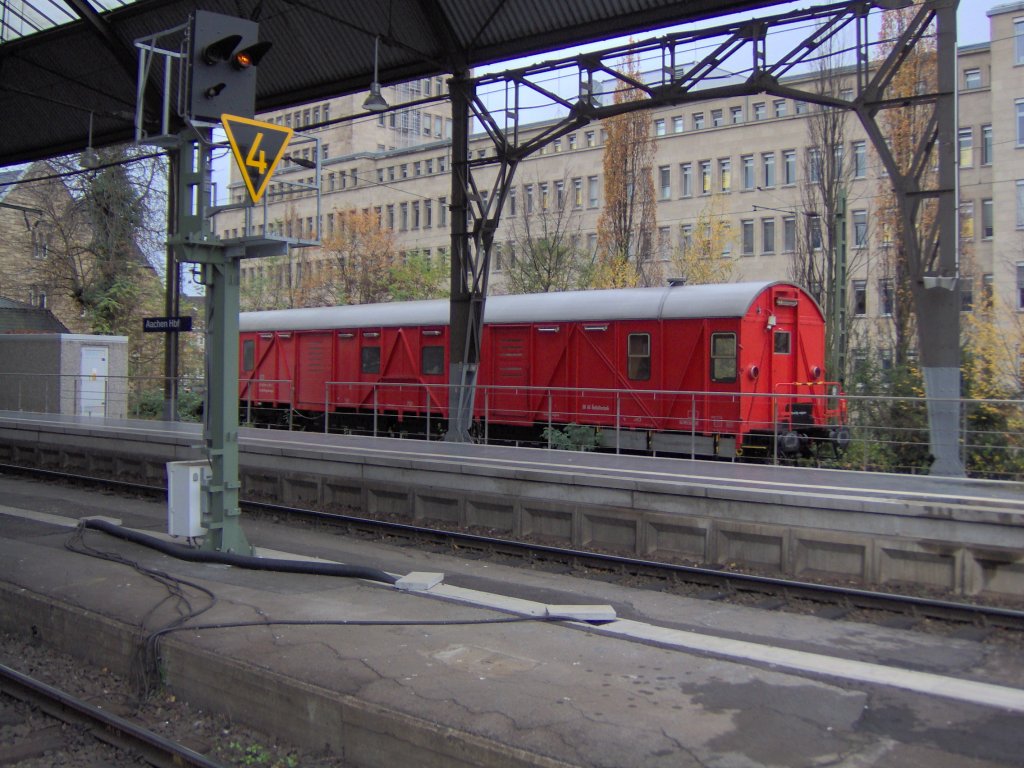 Ein Gertewagen der DB wartet im Aachener Hbf auf seinen Einsatz.