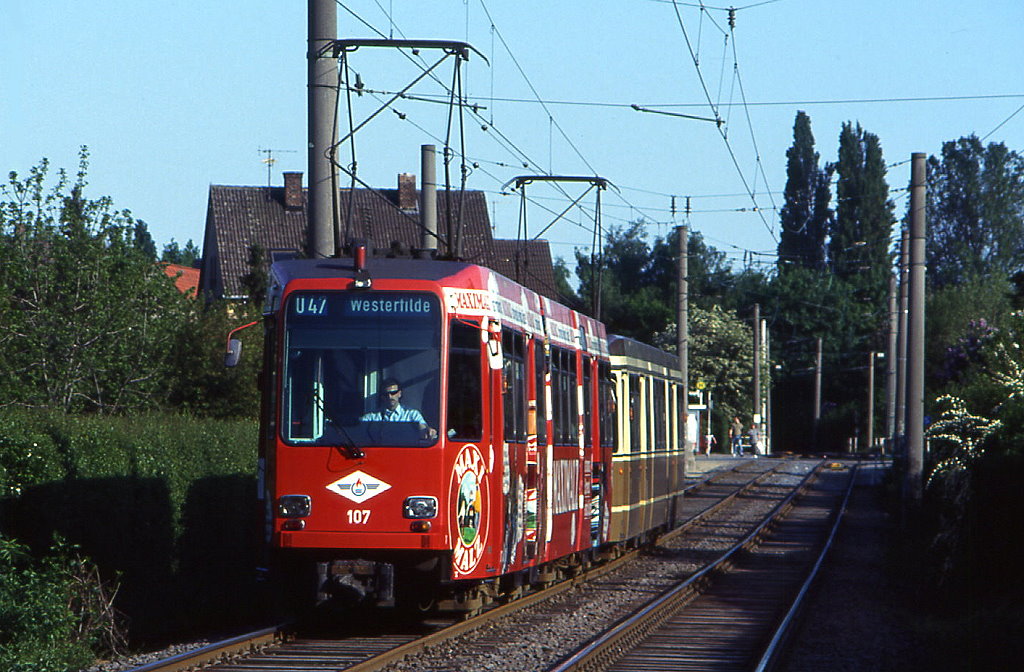 Ein Gespann aus Dortmunder Tw 107 und 113 auf dem Weg nach Westerfilde. Aufnahme in Huckarde an der Hst. Mailoh, 14.05.1992.