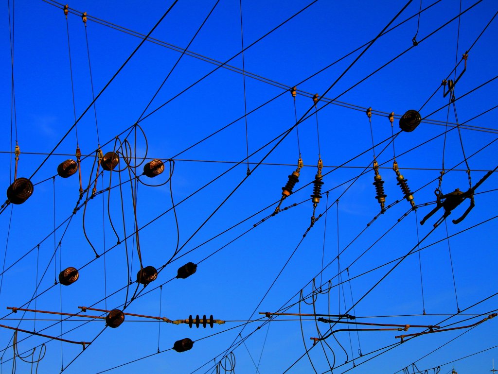 Ein Gewirr von Drhten und Isolatoren vor blauen Himmel am 23.07.2012 in Aachen West.