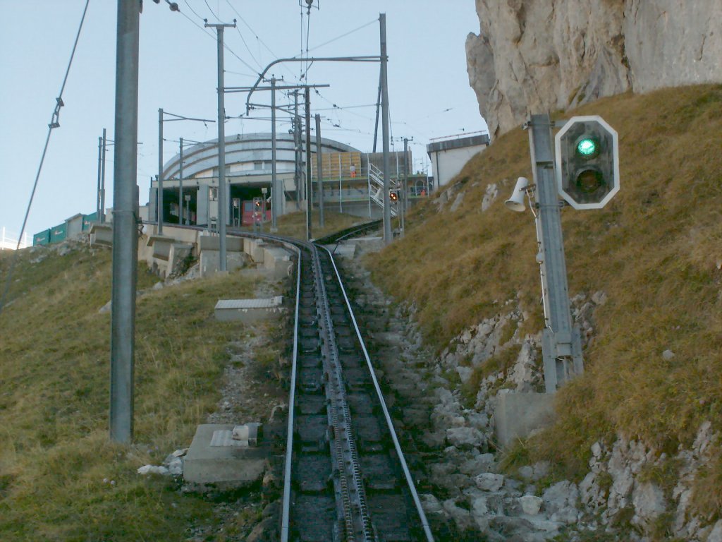 Ein Gewirr von Fahrleitungsmasten und Leitungen bei der Ankunft in der Bergstation Pilatus-Kulm 2073m .M.07.10.10