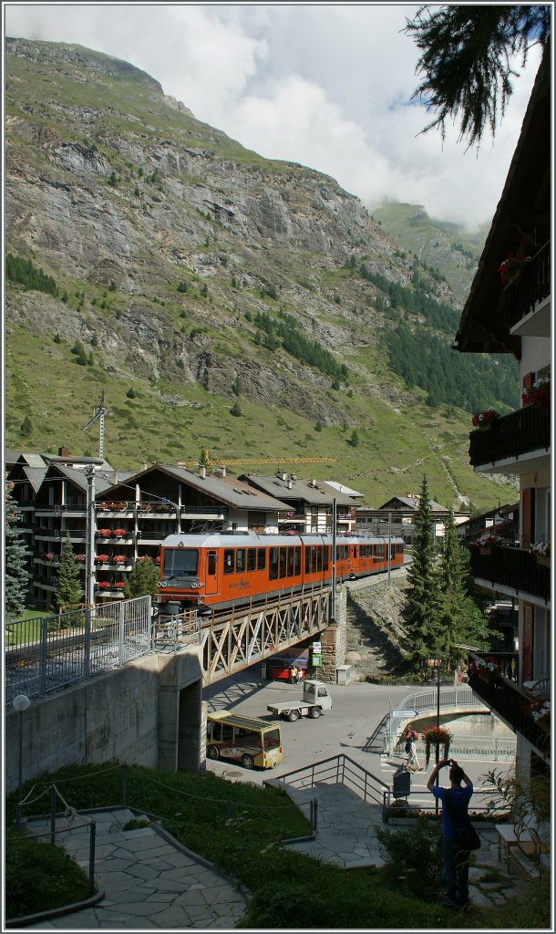 Ein GGB Zahnradbahnzug surrt gut gefllt dem Gornergrat entgegnen. 
Zermatt, den 3. August 2012