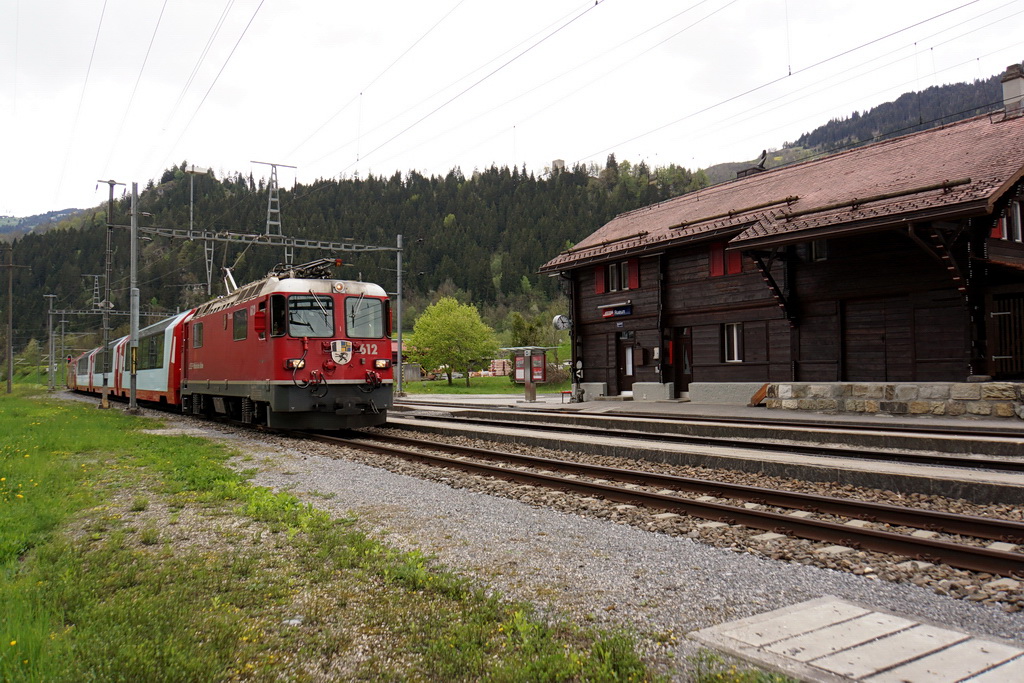 Ein Glacier-Express mit der Ge4/4 II 612  Thusis  beim Rahnhof Rueun bei Ilanz. Natrlich hlt er hier nicht an. 8.5.2012