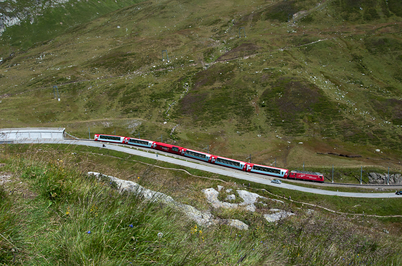 Ein Glacierexpress schlngelt sich am 11. August 2011 den Oberalppass herunter.