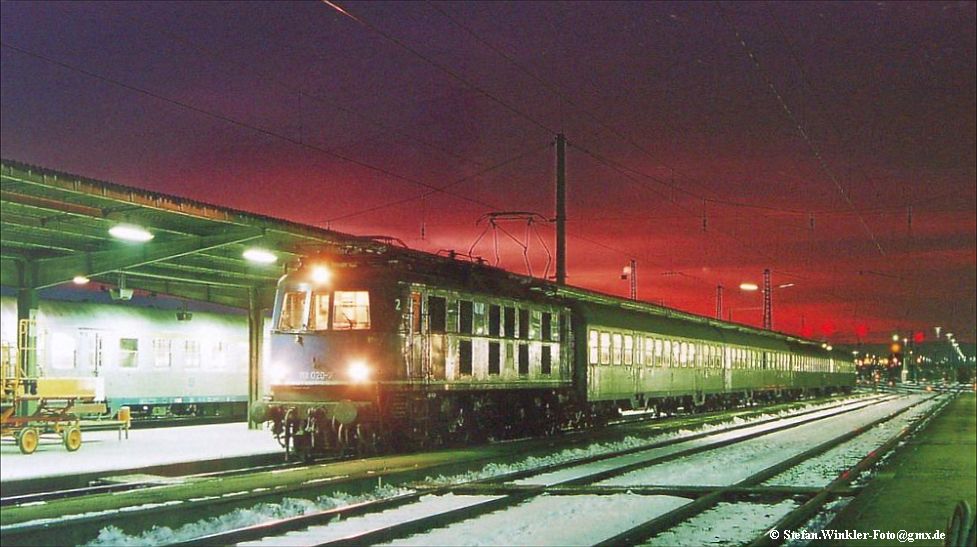 Ein Glanzlicht meiner Diasammlung: Die 118 020 vor Eilzug im abendlichen Regensburg Hbf. Mrz 1984. Abfotografierter Abzug.