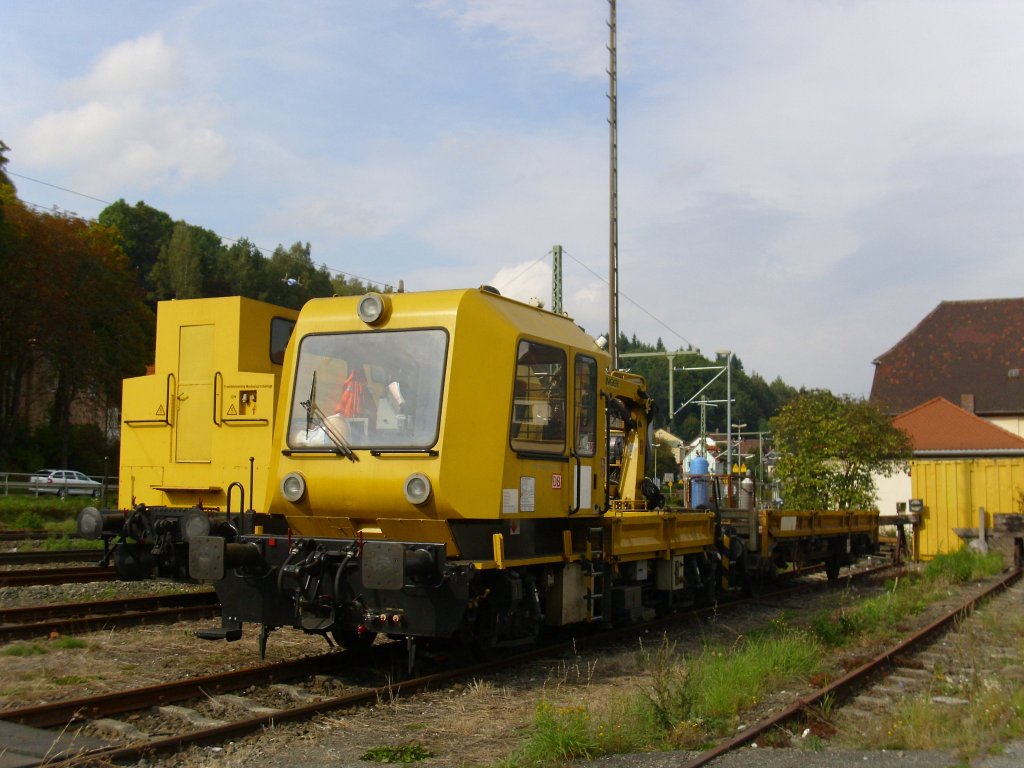 Ein Gleisarbeitsfahrzeug steht am 24. September 2010 im Bahnhofsbereich von Kronach abgestellt.
