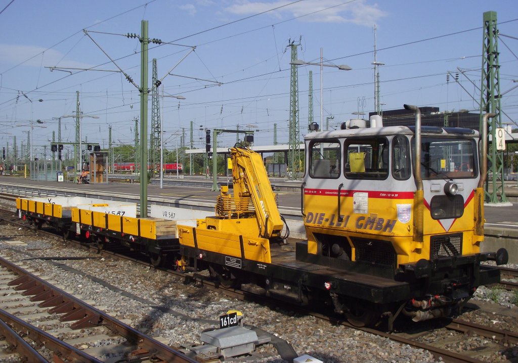 Ein Gleiskraftwagen der Die-Lei-GmbH steht am 23. August 2011 im Stuttgarter Hbf abgestellt.
