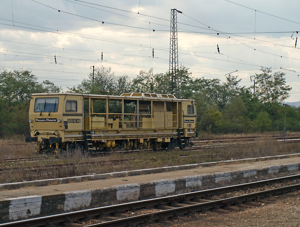 Ein Gleisstabilisator DGS 62 N von Plasser & Theurer steht am 10.09.2012 im Bahnhof Komunari, es wird doch Einiges getan, um das bulgarische Schienennetz zu ertchtigen.