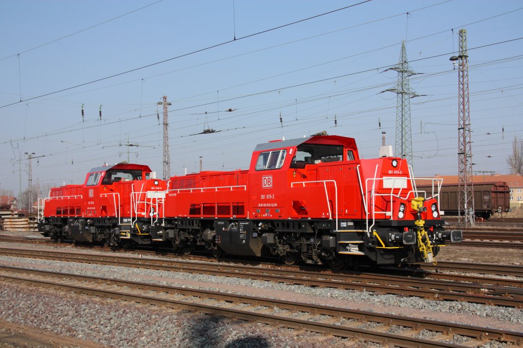 Ein Gravita-Doppel (261 015-2 und 261 016-0) fhrt am 01.03.2011 aus dem Rangierbahnhof Magdeburg-Rothensee in Richtung Magdeburg-Neustadt. 