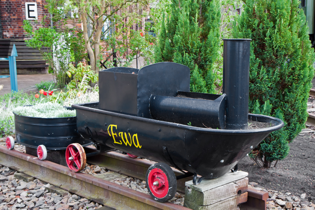 Ein grosser Blumentopf im Wannen-Lok-Tender Designe auf dem Gelnde des Lokschuppen Pomerania e.V. - 05.05.2012
