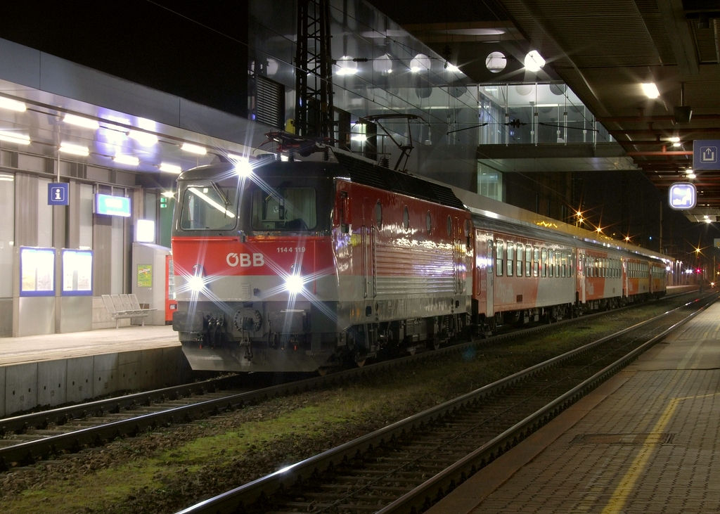 Ein Groteil der neuen auf Vielfachsteuerung aufgersteten 1144er (ex 1044 003-126, Umbau luft) wurden auch mit LED-Scheinwerfern ausgestattet, was ihnen durchaus ein modernes Auftreten verpasst (aber leider bei der Nostalgielok ex 1044.40 vllig fehl am Platz ist). Zu sehen 1144 119 am REX 3435 Stainach-Irdning - Linz in Wels. [26.12.09, 22:26] Re: Danke!