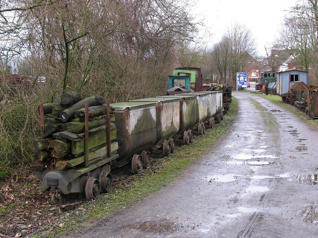 Ein Grubenholzwagen und verschiedene andere waggons auf Feldbahnmuseum Lengerich am 2-2-2008.