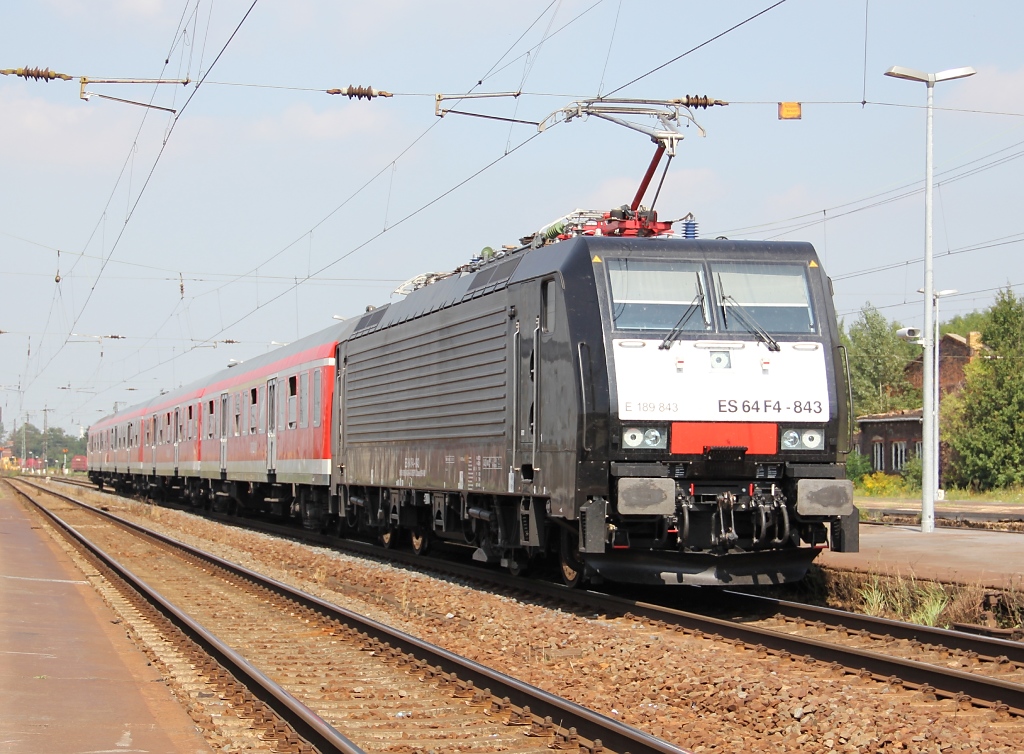 Ein Grund f�r den Ausflug nach Gro�korbetha war die dieser Tage interessante Bespannung der RE Z�ge zwischen Eisenach und Halle. So gab es die au�ergew�hnlichsten Kombinationen zu sehen: Hier z.B. 189 843 (ES 64 F4-843) am RE Richtung Halle. Aufgenommen am 25.08.2011.
