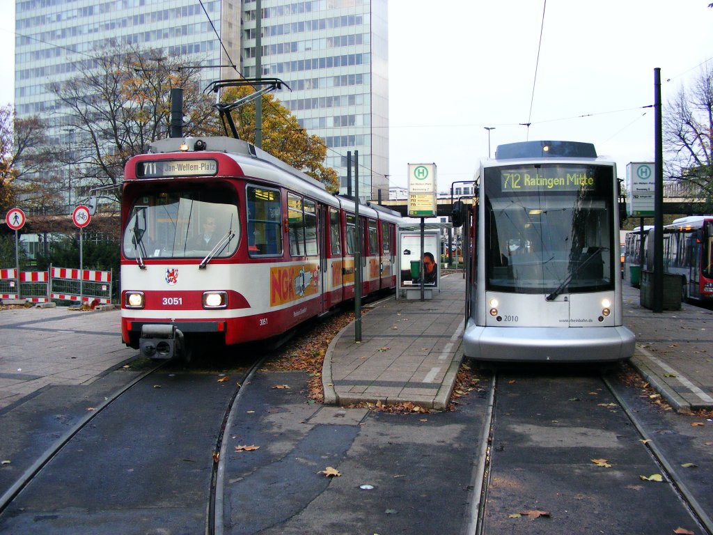 Ein GT8S und ein Niederflurzug der Reinbahn in der zweigleisigen Wendeschleife der Haltestelle Jan-Wellem-Platz in Dsseldorf am 11. November 2009.