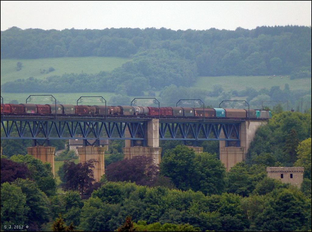 Ein Gterzug berquert gerade das Ghltal bei Moresnet auf der lngsten Eisenbahn
stahlbrcke Europas ,im Herzen des Dreilnderecks D,B,NL. Belgien/21.Juni 2012.
Auch hier mein Tip, etwas vom Monitor weg um die Tiefenwirkung zu geniessen.