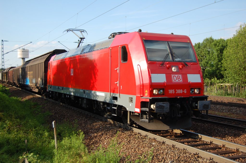 Ein Gterzug, gezogen von der 185 388-6, fhrt aus Richtung Bietigheim-Bissingen gleich in den Bhf Asperg. 23-06-2010