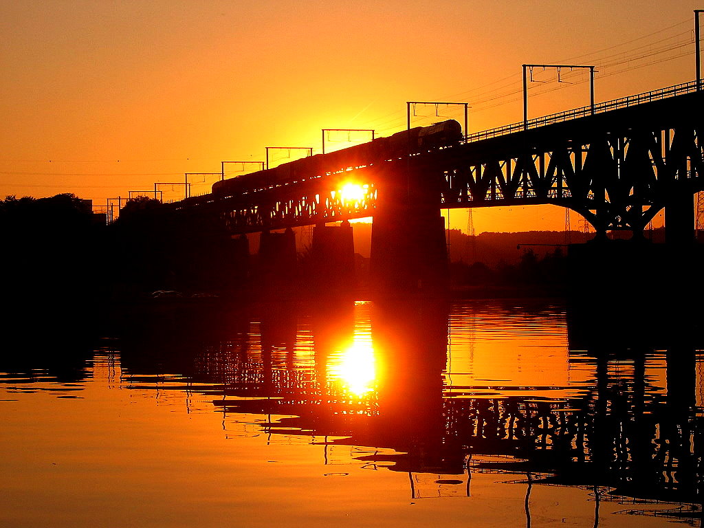 Ein Gterzug Richtung Antwerpen auf der Maasbrcke bei Vis, 01.04.2009.

Aufnahme ohne Orange-Filter, die Stimmung war einfach so genial. Leider kam kein Zug in der  richtigen  Fahrtrichtung ...