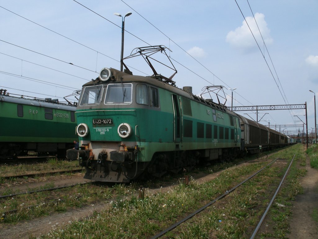 Ein Gterzug,bespannt mit ET22-1072,in der Ausfahrgruppe von Szczecin Port Centralny am 14.Mai 2011.