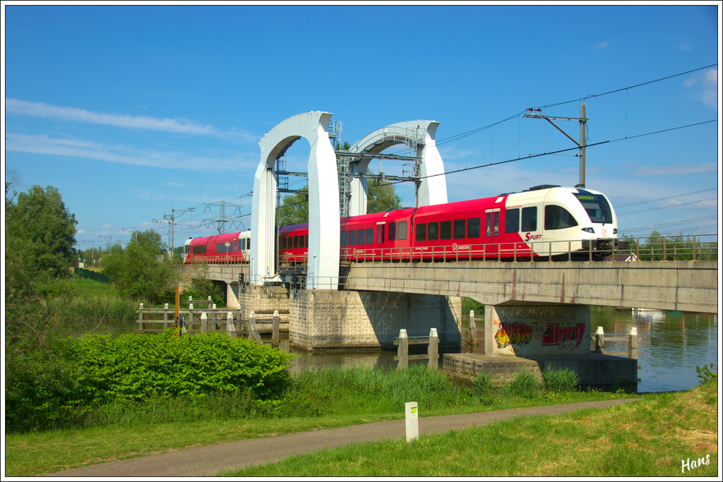 Ein GTW 2/6 und ein GTW 2/8 von Arriva fahren am 2. Juni 2012 als Regionalzug 36855 ber der Wantijbrcke bei Dordrecht in Richtung Gorinchem.