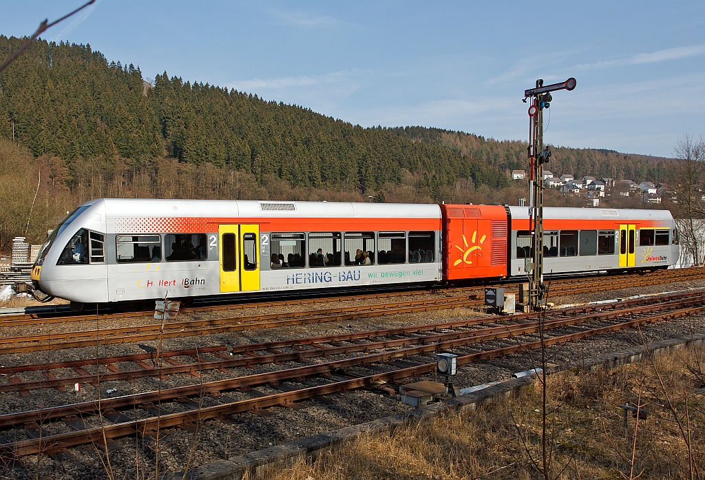 Ein GTW 2/6 der Hellertalbahn kommt von Neunkirchen/Siegerland, hier am 17.03.2012 kurz vor der Einfahrt in den Bf Herdorf, (zwischen Stellwerk Ost und Bahnhof). Davor Schutzsignale in niedriger Ausfhrung (Speersignal) hier auf Sh 0 und Form-Hauptsignal hier auf Hp 0 „Halt!“ 