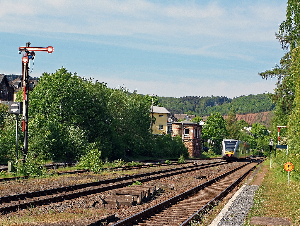 Ein GTW 2/6 der Hellertalbahn kurz vor der Einfahrt in den Bahnhof Herdorf am 08.05.2011, er kommt von Betzdorf und passiert das Stellwerk Herdorf Fahrdienstleiter (Hf).
Er fhrt auf der KBS 462 (Hellertalbahn), eine 36 Kilometer lange, (heute nur noch) eingleisige Hauptbahn von Betzdorf nach Haiger. 