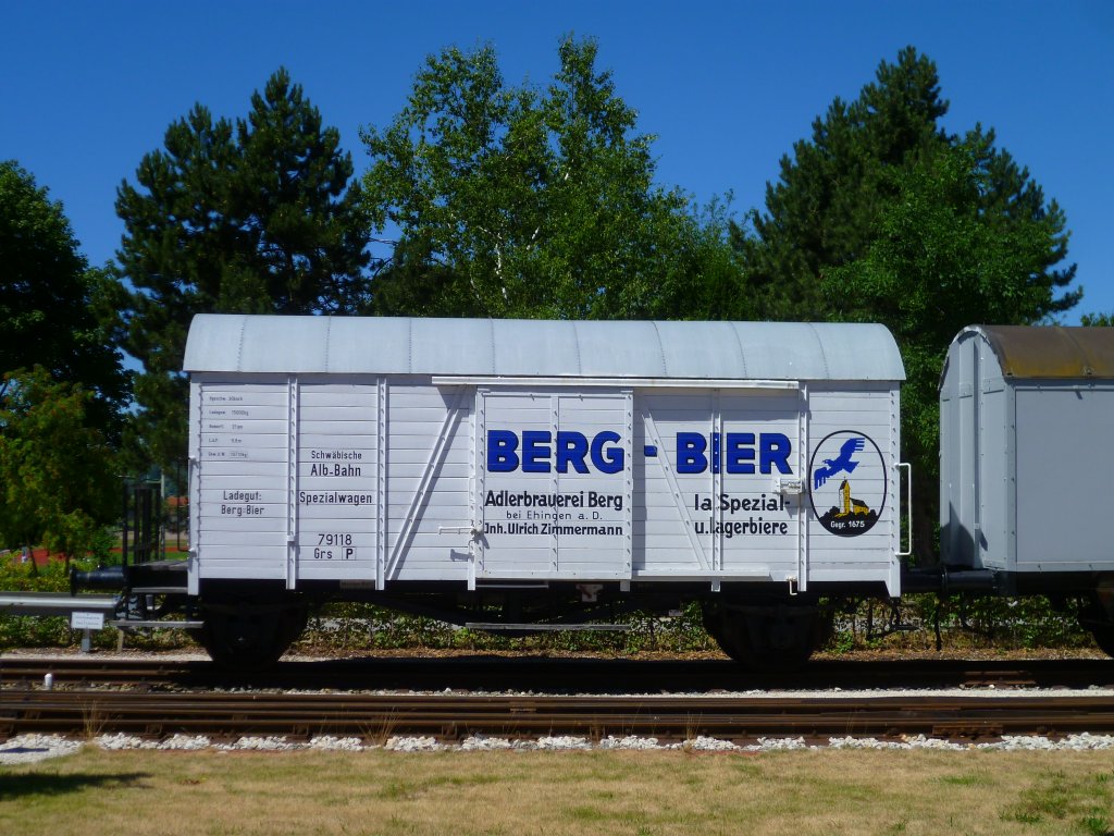 Ein Gterwagen der Schwbischen Alb Bahn, gesehen am 01.08.13 in Mnsingen.