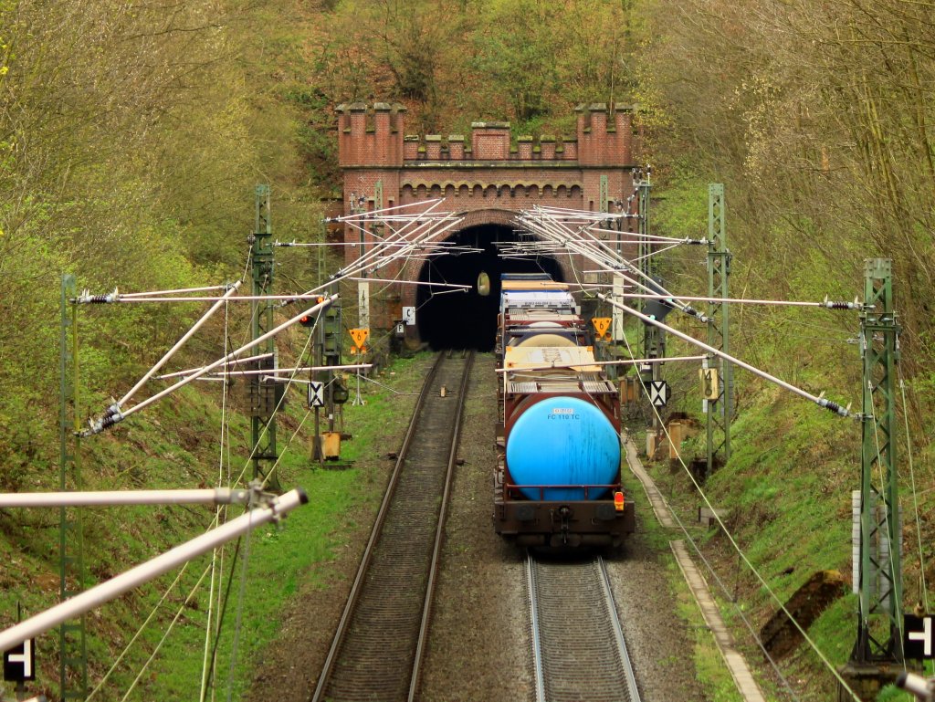 Ein Gterzug auf der Montzenroute von Aachen West kommend verschwindet am 06.04.2011 im Gemmenicher Tunnel. Er ist ein Grenztunnel zwischen Deutschland und Belgien, wurde 1872 gebaut und ist 870 m lang, auf einer Lnge von 250 m liegt er auf belgischem Staatsgebiet, wird aber aus betriebstechnischen Grnden von der deutscher Seite aus betrieben. Der Tunnel liegt am Scheitelpunkt der ca 4,5km langen Rampe mit 25 Promille Steigung, die von Aachen West zum Tunnel fhrt. Die Montzenroute ist eine wichtige Gterstrecke, sie verbindet Aachen West mit dem Seehafen in Antwerpen. Befahren wird sie von 186er Cobras, Class66 und zum Teil von belgischen 77er bzw 78er Dieselloks. Da die Rampe sehr steil ist werden bis hier zum Tunnel die schweren Gterzge teilweise nachgeschoben. 