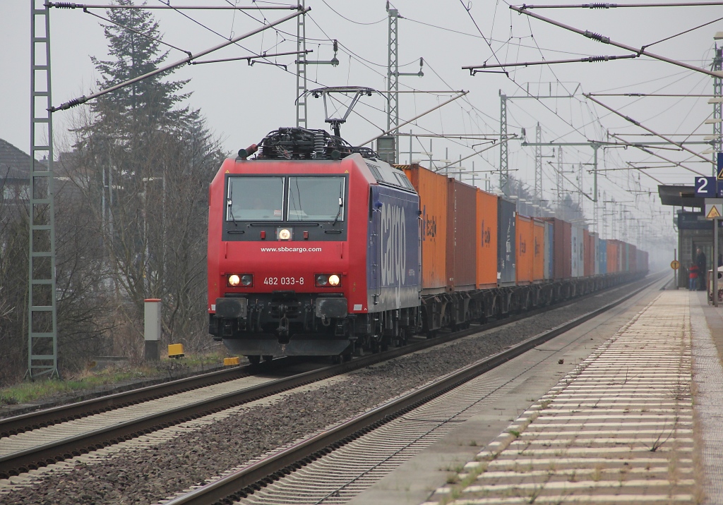 Ein Gterzug auf der Schnellfahrstrecke? 482 033  Basler Rheinhfen  kam am 17.03.2012 mit Containerzug auf der SFS in Richtung Wunstorf durch Dedensen-Gmmer.
