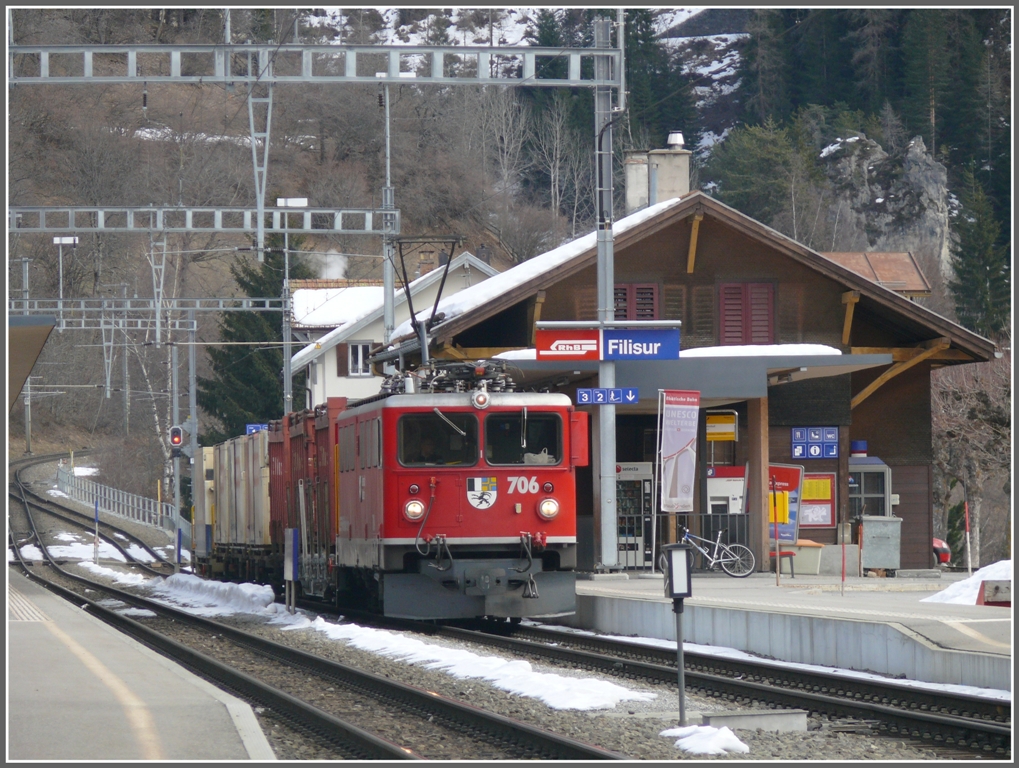 Ein Gterzug aus dem Engadin mit Ge 6/6 II 706  Disentis/Mustr  fhrt durch Filisur. (24.01.2011)