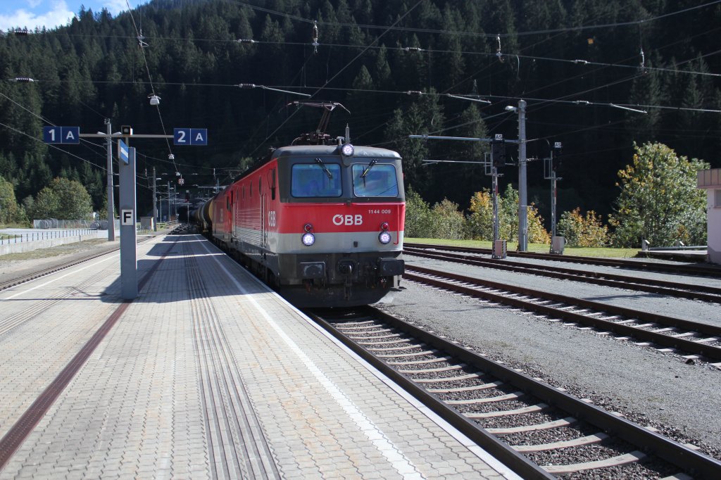 Ein Gterzug durchfhrt den Bahnhof Langen am Arlberg Richtung Bludenz, Oktober 2012 ( Im Hintergrund ist das Portal des Arlbergtunnels auf der Vorarlberger Seite zu sehen)