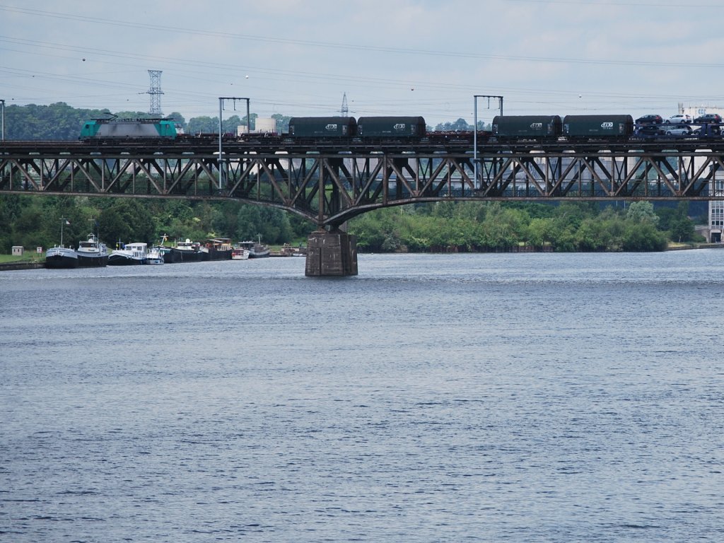 Ein Gterzug fhrt bei Vis ber die Maas in Richtung Glons. Juli 2012.