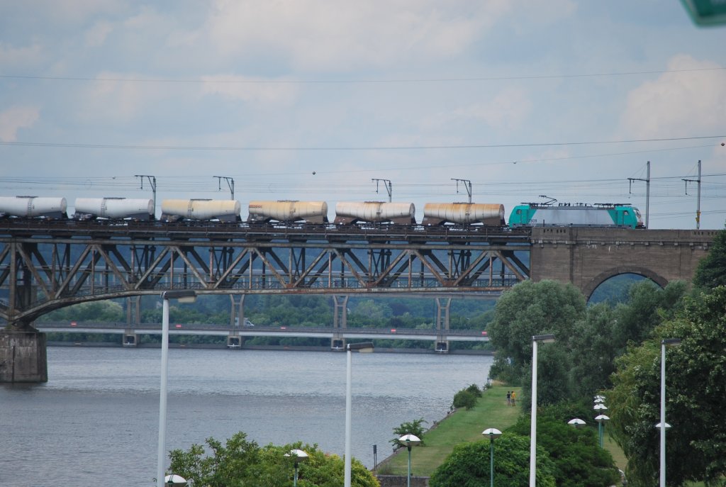 Ein Gterzug fhrt bei Vis ber die Maas in Richtung Deutschland. Juli 2012.