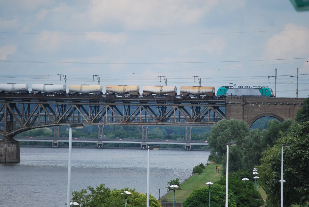 Ein Gterzug fhrt bei Vis ber die Maas in Richtung Deutschland. Juli 2012.