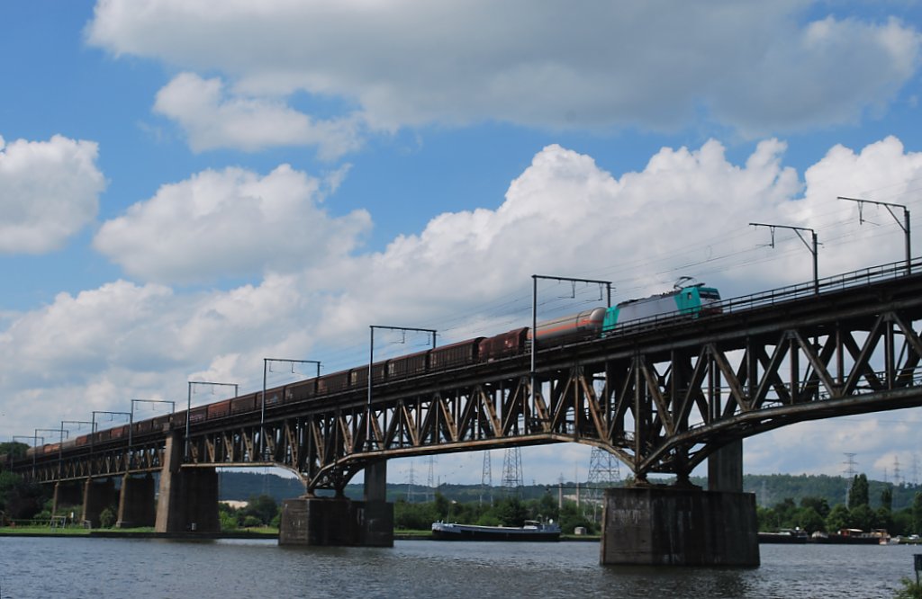 Ein Gterzug fhrt bei Vis ber die Maas in Richtung Deutschland (Juli 2012).