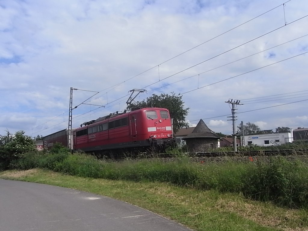 ein Gterzug im Juni in Gau algesheim.
