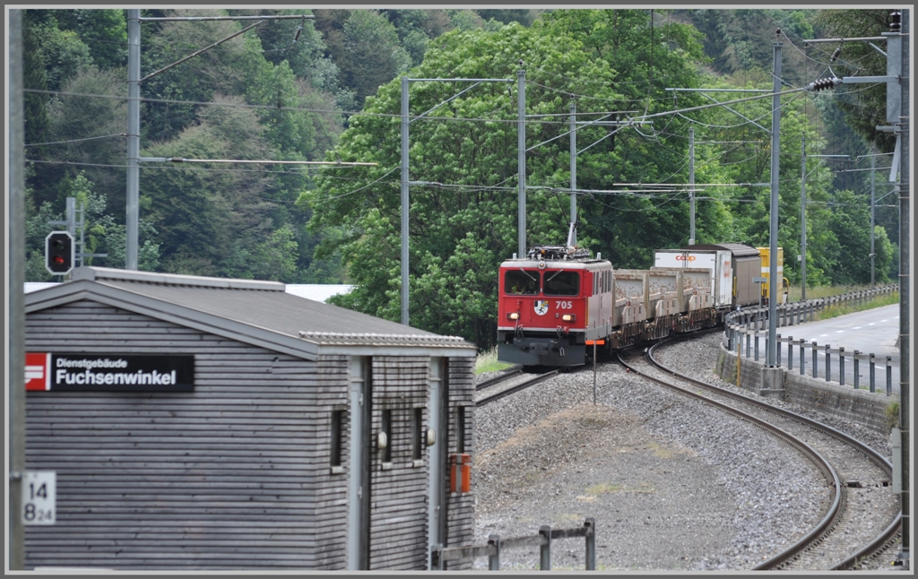 Ein Gterzug mit Ge 6/6 II 705  Pontresina/Puntraschigna  durchfhrt die Dienststation Fuchsenwinkel. (07.06.2011)