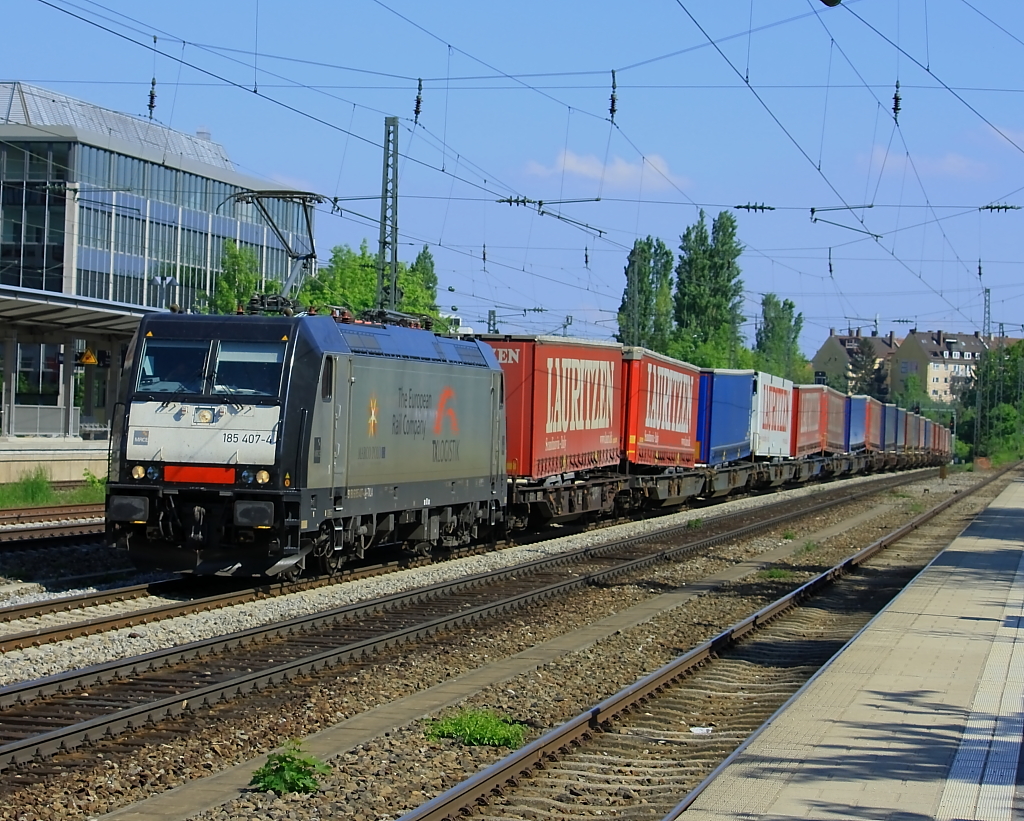 Ein Gterzug mit LKW Aufliegern durchfhrt Mnchen-Heimeranplatz, aufgenommen am 18.05.2013