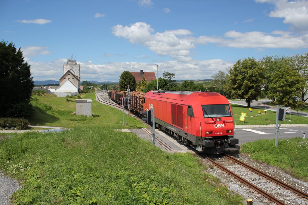 Ein Gterzug passiert den Bahnhof Neckenmarkt / Horitschon und nimmt seine Fracht, die er entlang der Burgenlandbahn  zusammensammelt  mit. Blickrichtung Westen, Juli 2012