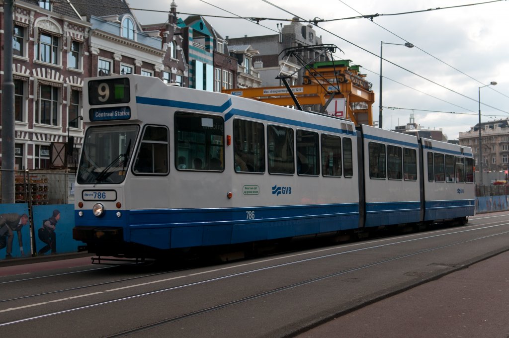 Ein GVB 786  Blokkendoos  mit linie neun nach Amsterdam CS am 12 04 2012.
