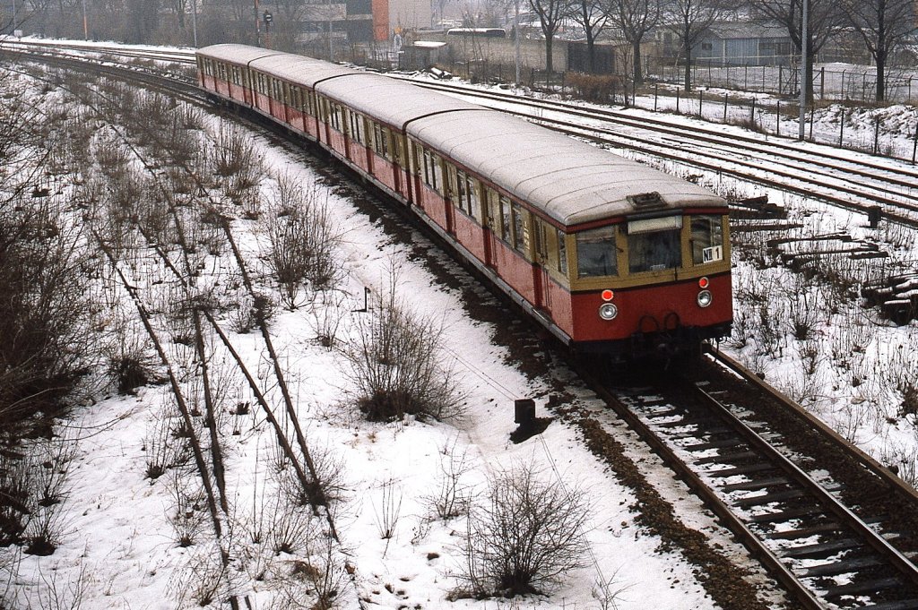 Ein Halbzug der Baureihe 275 verläßt im Januar 1981 Berlin-Tegel