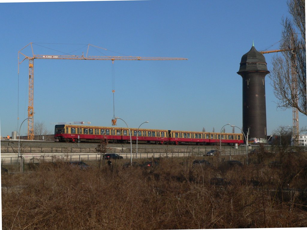 Ein Halbzug der BR 480 zwischen Treptower Park und Ostkreuz. Die Sonne scheint nun schon seit Tagen so sch�n, nur richtig warm werden will es noch nicht. 8.3.2011