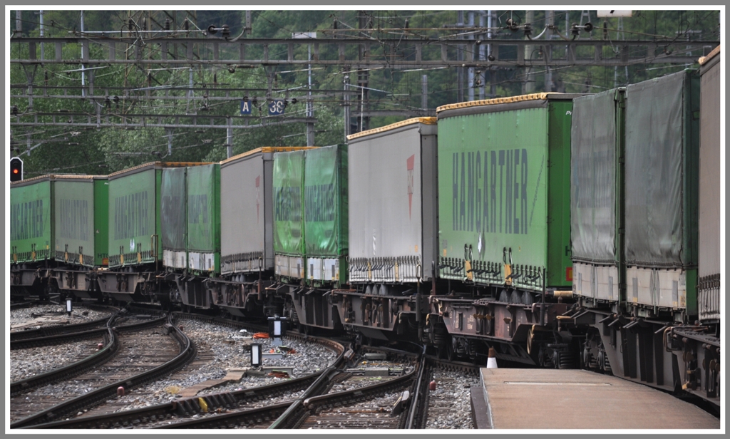 Ein Hangartnerzug windet sich aus dem Bahnhof Brig. (27.04.2011)